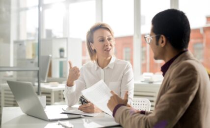 Cursos para adquirir habilidades de comunicación y conversación