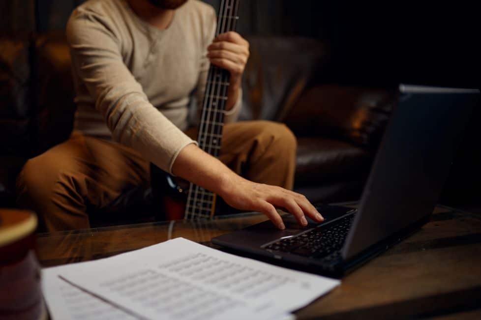 Joven aprendiendo música