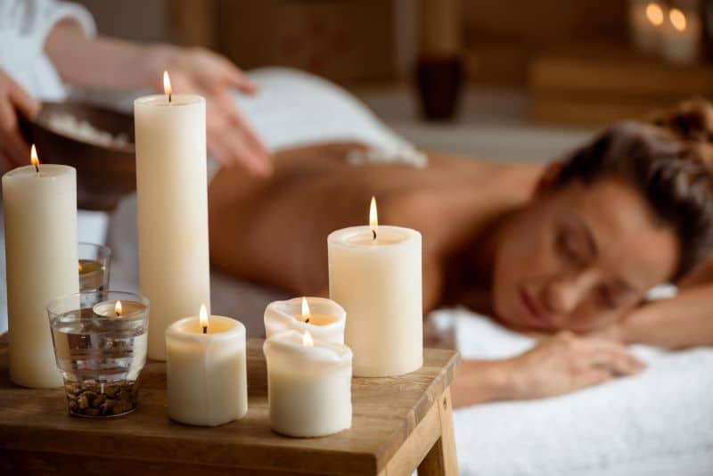 Mujer con velas  reflexología