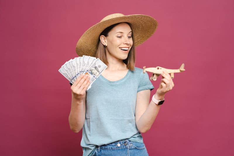 mujer prepara viajes