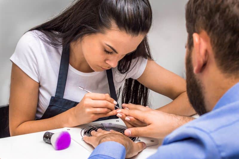 Haciendo manicura.