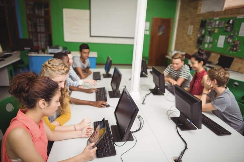 Clase de informática. A través de juegos interactivos, los participantes consiguen un mayor conocimiento de sus puntos fuertes innatos.