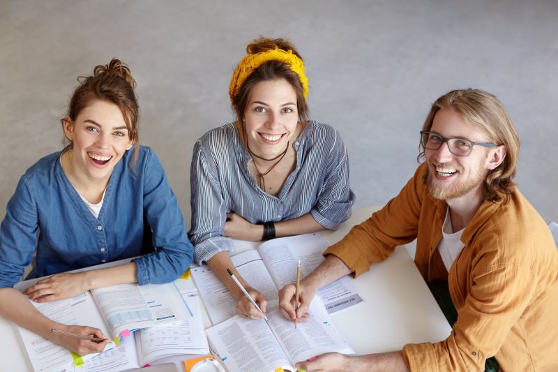 Estudiantes economía social.