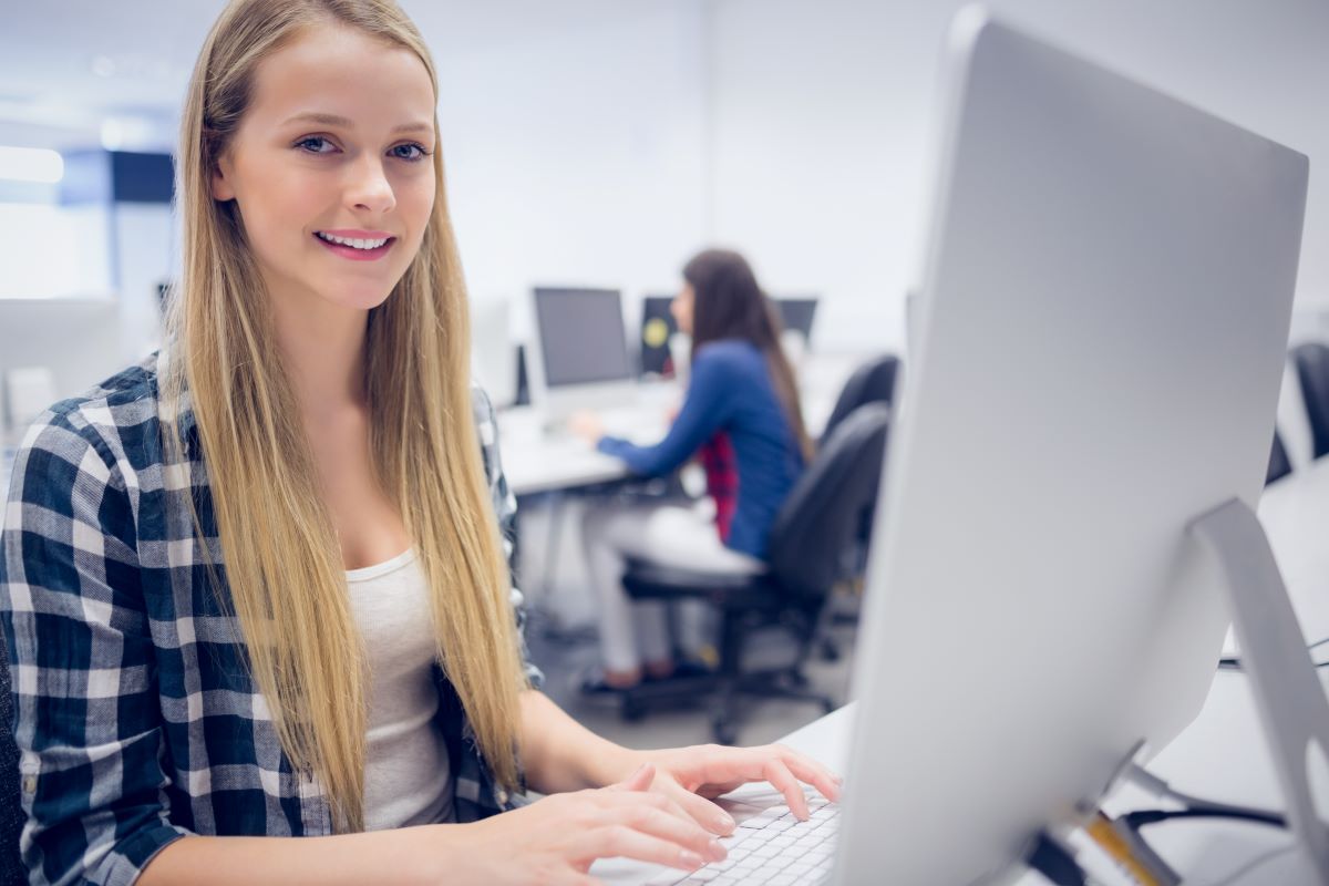 ¿Quieres trabajar en inteligencia artificial? Especialízate con estos másteres 1 estudiante ia 2