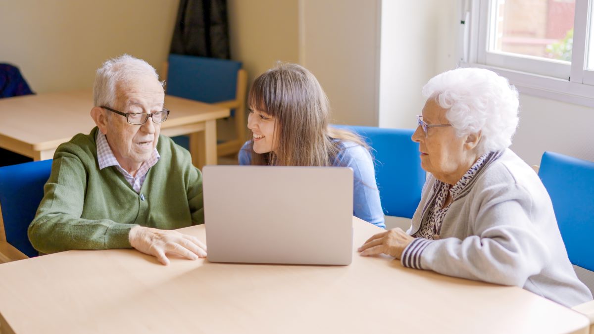 ¿Quieres trabajar con personas mayores? Especialízate con estos másteres 1 master 1