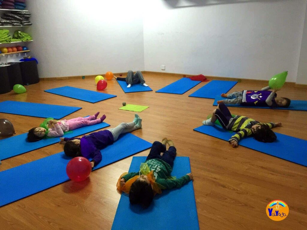 Niños Tumbados En El Suelo