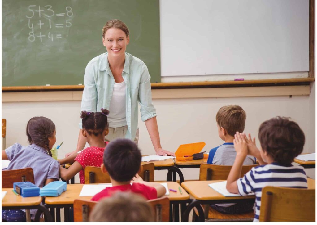 profesora dando clase de programación en los colegios