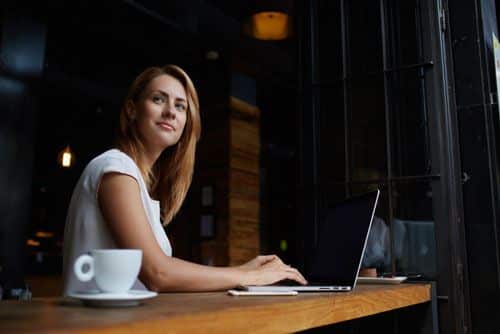 Mujer Tomando Un Café