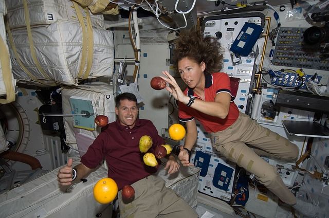 Astronautas jugando con gravedad