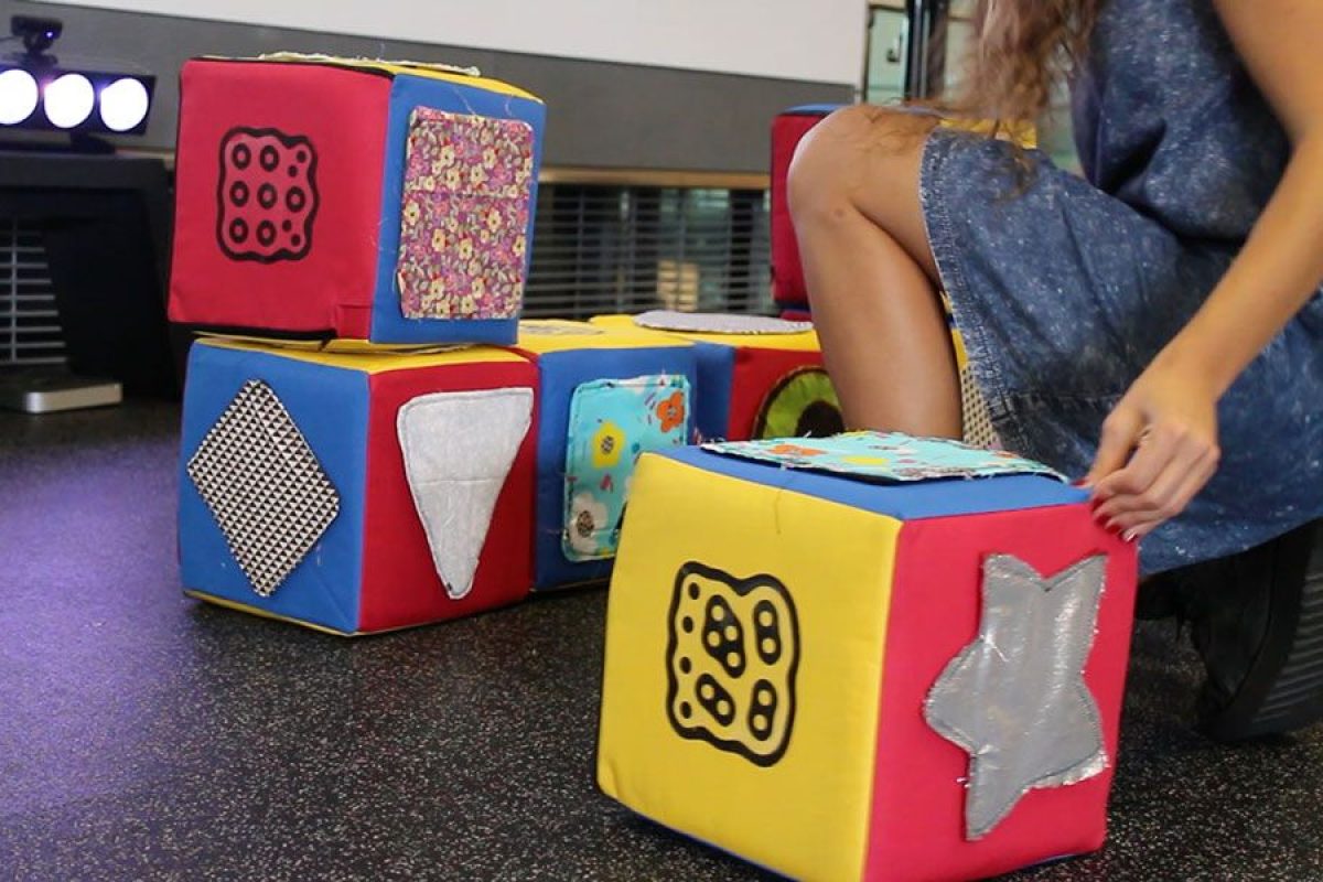 Buildacode, experimentando con la programación y los sonidos con cubos de espuma Buildacode