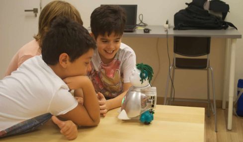Aisoy1, el robot que fomenta la programación y la educación emocional 1