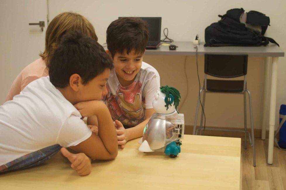 Aisoy1, el robot que fomenta la programación y la educación emocional Aisoy1, el robot que fomenta la programación y la educación emocional 1