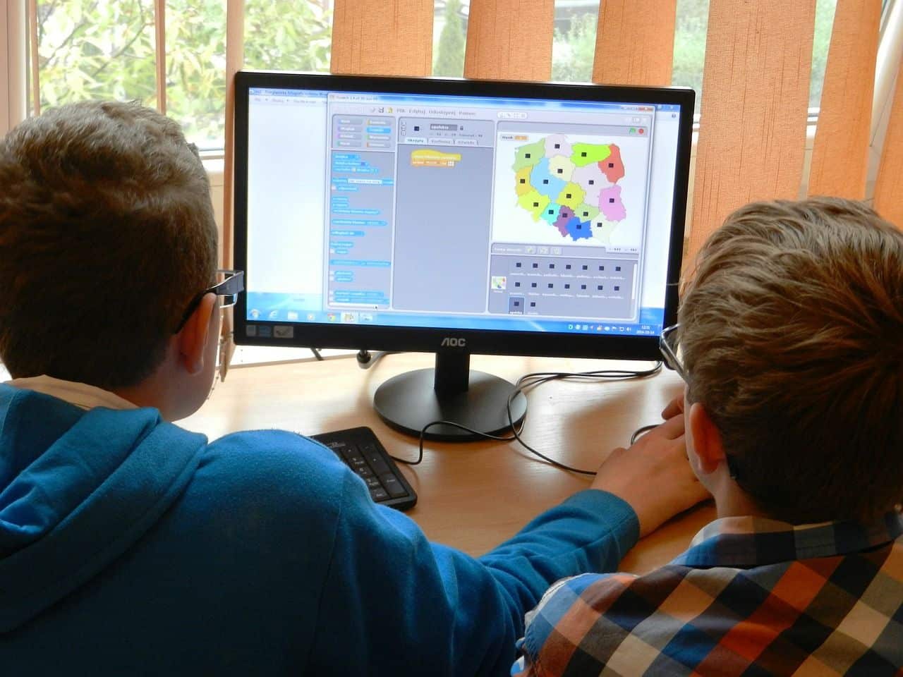 Laboratorio con ordenadores y Scratch @ Pixabay