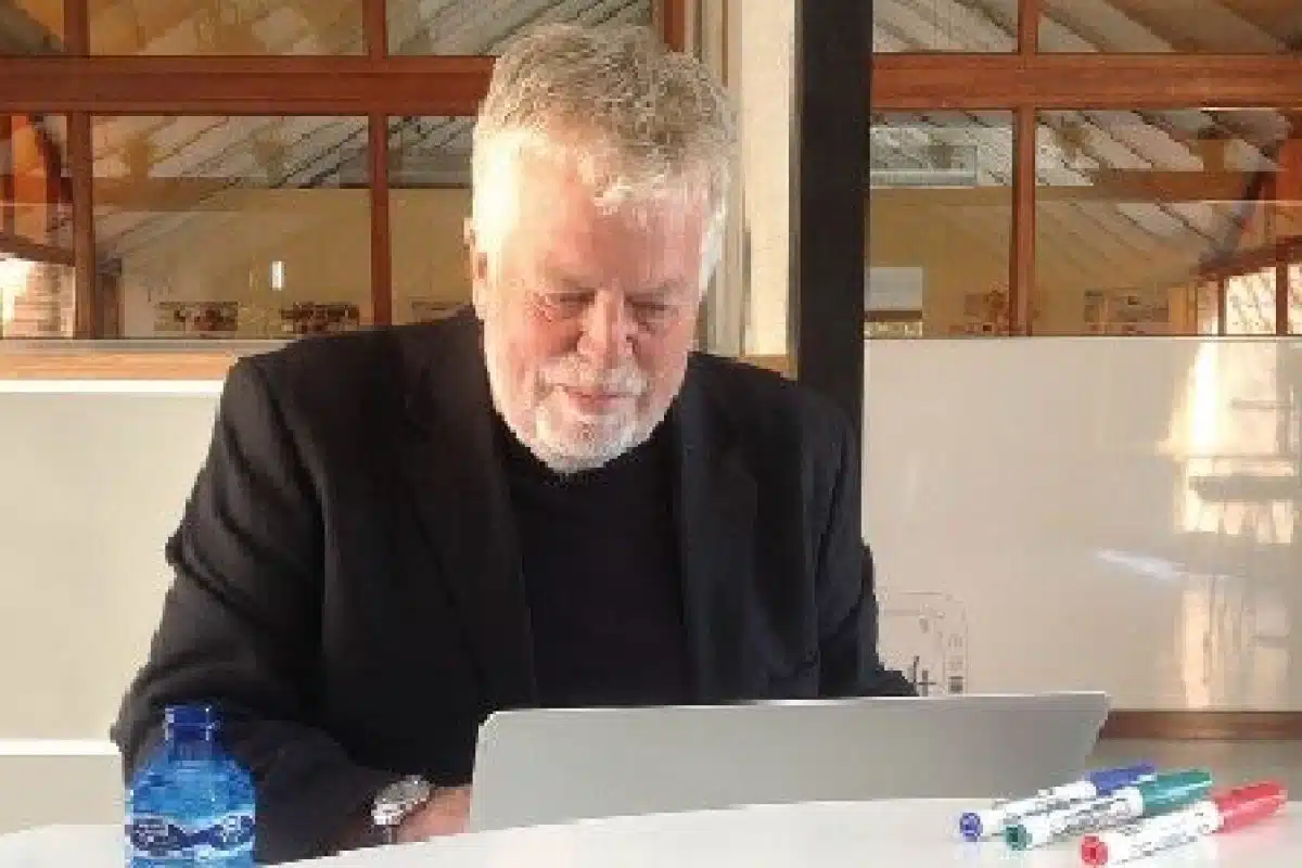 Stephen Heppell: “El alumno debe liderar el cambio” Stephen Heppell: “El alumno debe liderar el cambio” 1