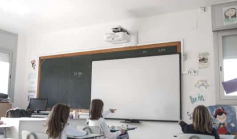 Proyección ecológica en la escuela La Miranda, de Barcelona 3