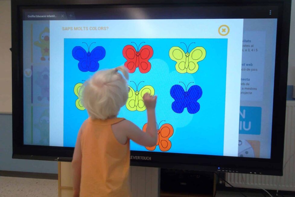 Monitores Interactivos De Doble Uso En La Escola L’arc De Sant Martí