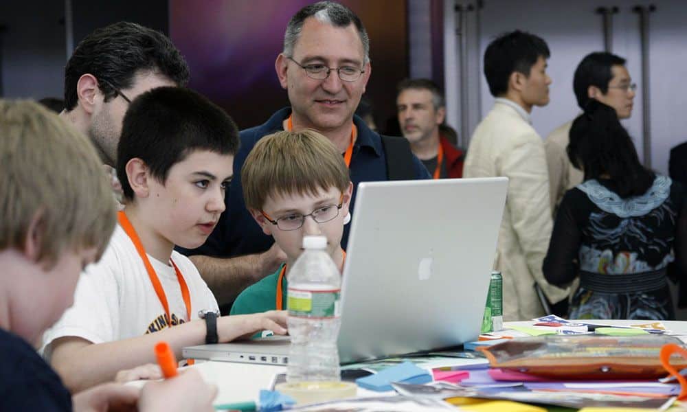 grupo de niños en programación en los colegios