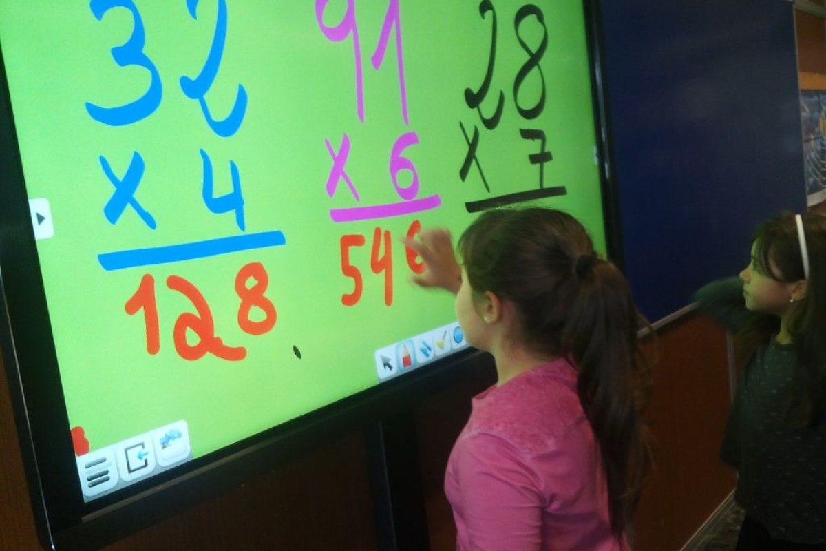 L’ Escola Anselm Clavé: Clases más dinámicas con los monitores táctiles Clevertouch L’ Escola Anselm Clavé: Clases más dinámicas con los monitores táctiles Clevertouch 2