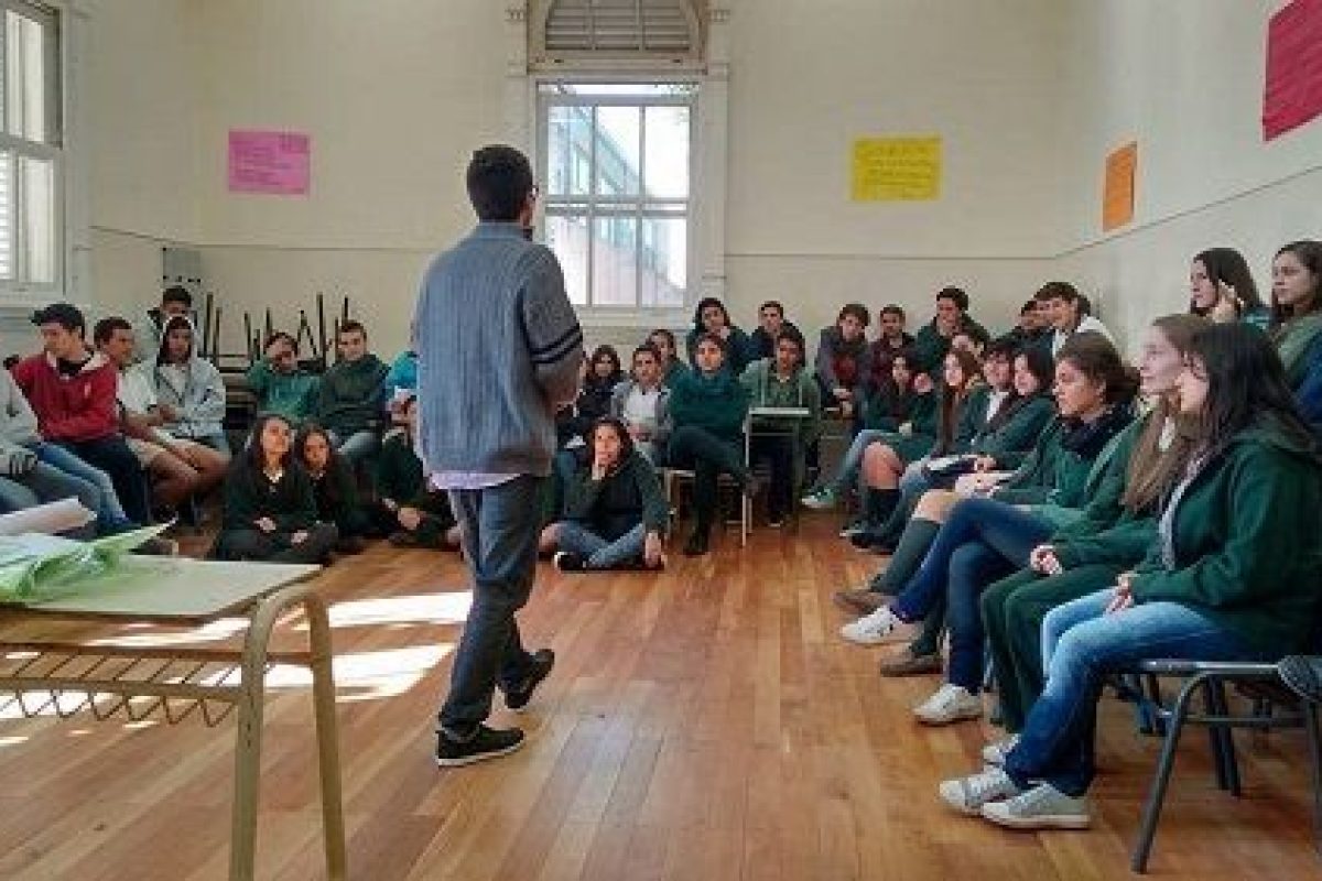 Teatro sobre problemáticas adolescentes para fomentar la creatividad y el trabajo cooperativo Teatro sobre problemáticas adolescentes para fomentar la creatividad y el trabajo cooperativo 1