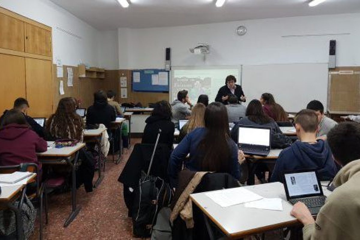 Ángels Soriano: "El programa MIE Expert me ha ayudado a desarrollar proyectos colaborativos para implantar la tecnología en el aula" Ángels Soriano: "El programa MIE Expert me ha ayudado a desarrollar proyectos colaborativos para implantar la tecnología en el aula" 1