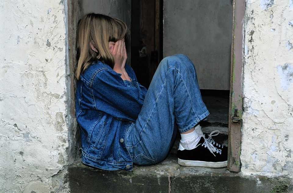 child sitting 1816400 960 720