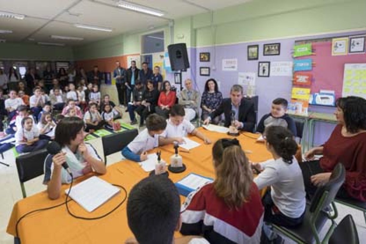 “Especial Elecciones”: alumnos de Primaria participan en un debate radiofónico con el presidente del gobierno canario “Especial Elecciones”: alumnos de Primaria participan en un debate radiofónico con el presidente del gobierno canario 1