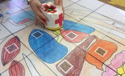 “El jarabe viajero”, un robot Beebot recorre el cuerpo humano 1