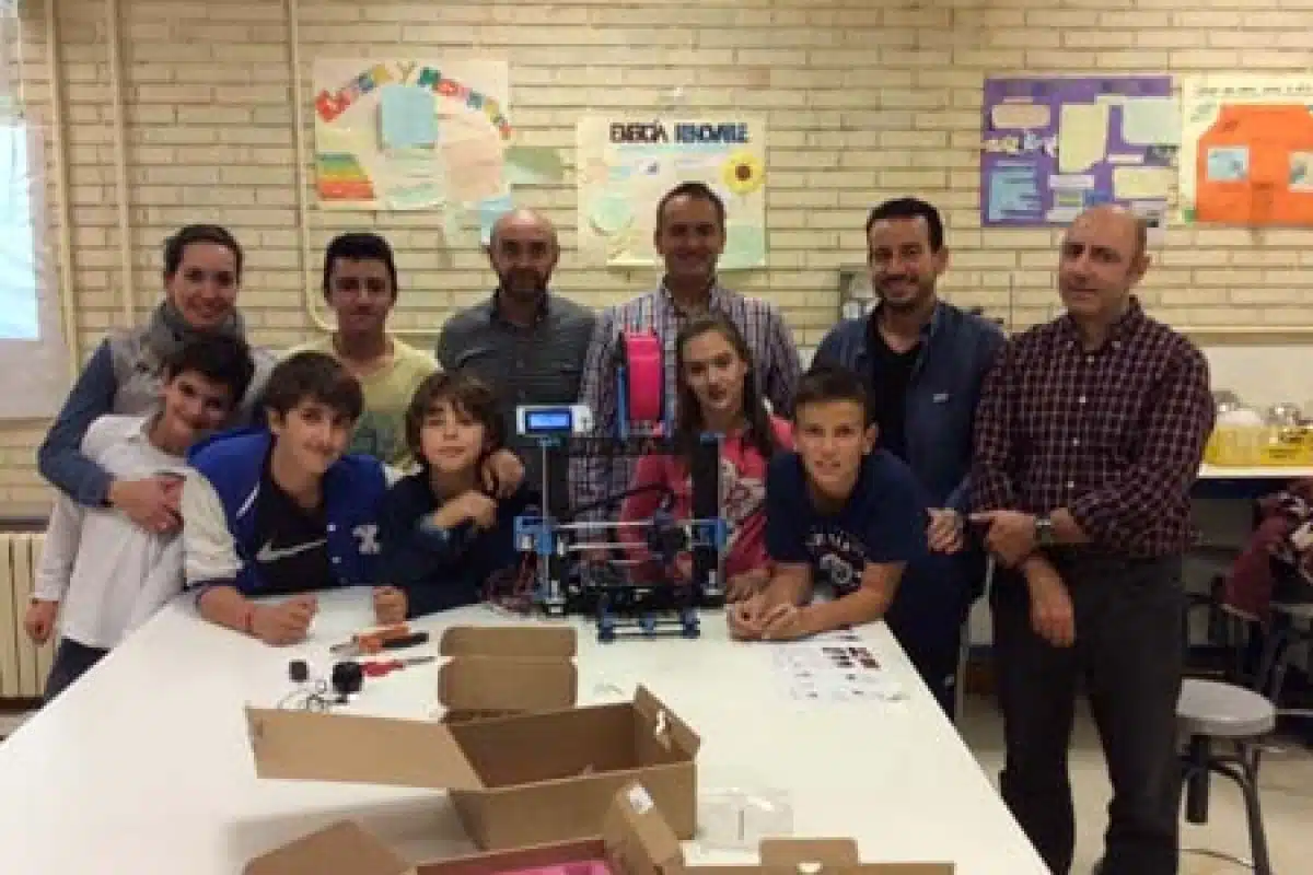 “Robótica en familia”: padres e hijos aprenden programación, robótica y diseño 3D “Robótica en familia”: padres e hijos aprenden programación, robótica y diseño 3D 5