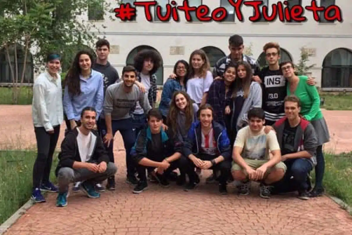 "Romeo y Julieta" en Twitter gracias al proyecto #TuiteoYJulieta "Romeo y Julieta" en Twitter gracias al proyecto #TuiteoYJulieta 1