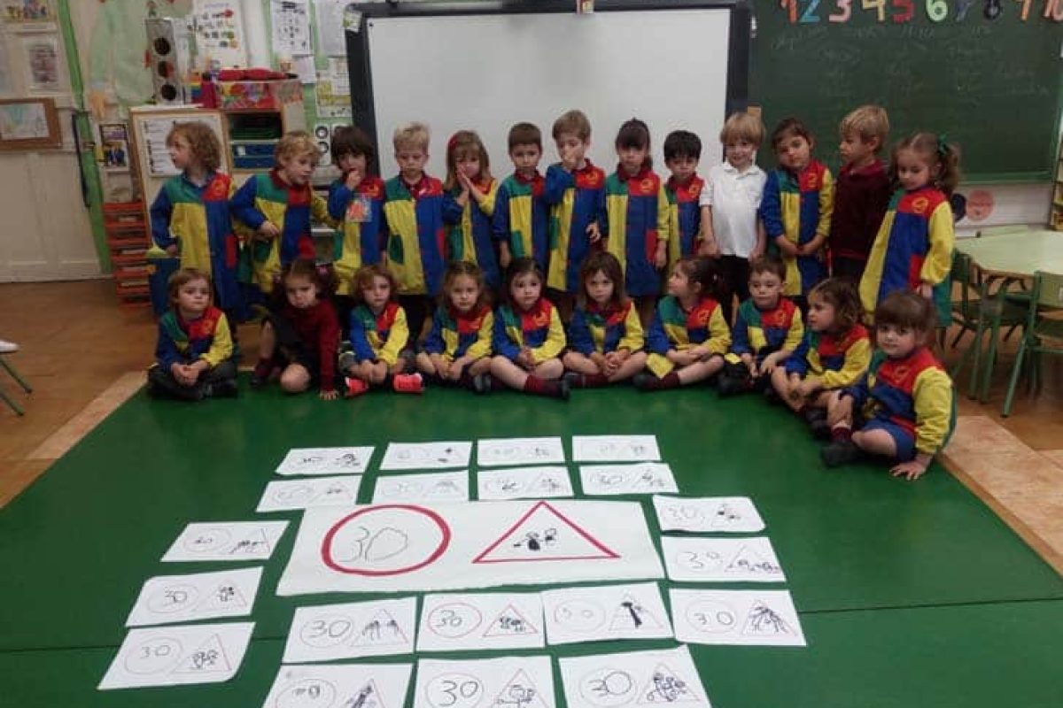 Alumnos de Infantil aprenden las señales de tráfico con códigos QR y robots Alumnos de Infantil aprenden las señales de tráfico con códigos QR y robots 2