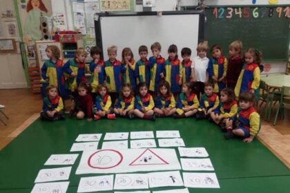 Alumnos de Infantil aprenden las señales de tráfico con códigos QR y robots 2