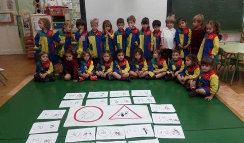 Alumnos de Infantil aprenden las señales de tráfico con códigos QR y robots 2