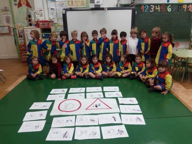 Alumnos de Infantil aprenden las señales de tráfico con códigos QR y robots 2