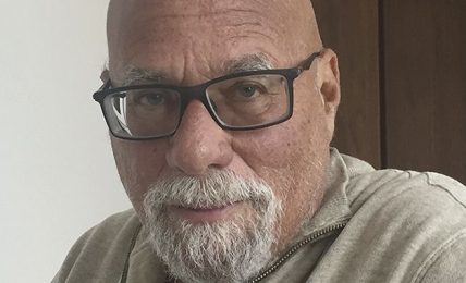 Roger Schank: "Todas las asignaturas deberían eliminarse del currículo"