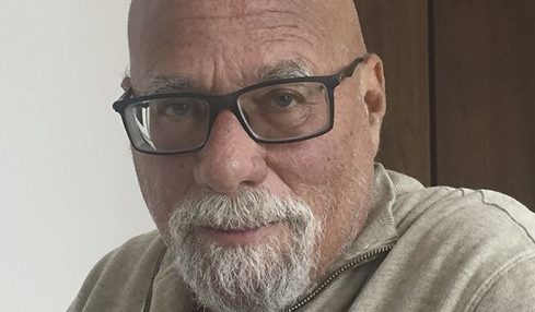 Roger Schank: "Todas las asignaturas deberían eliminarse del currículo"