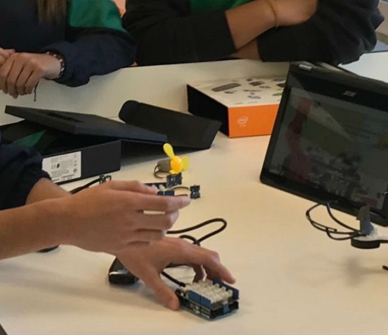 Los alumnos de la Escola Paidos se convierten en makers con Acer CloudProfessor 1