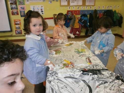 Espuma de colores, actividad para educar en las emociones con el monstruo de colores