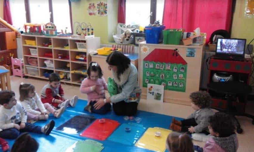 NIÑOS EN CLASE CON MAESTRA
