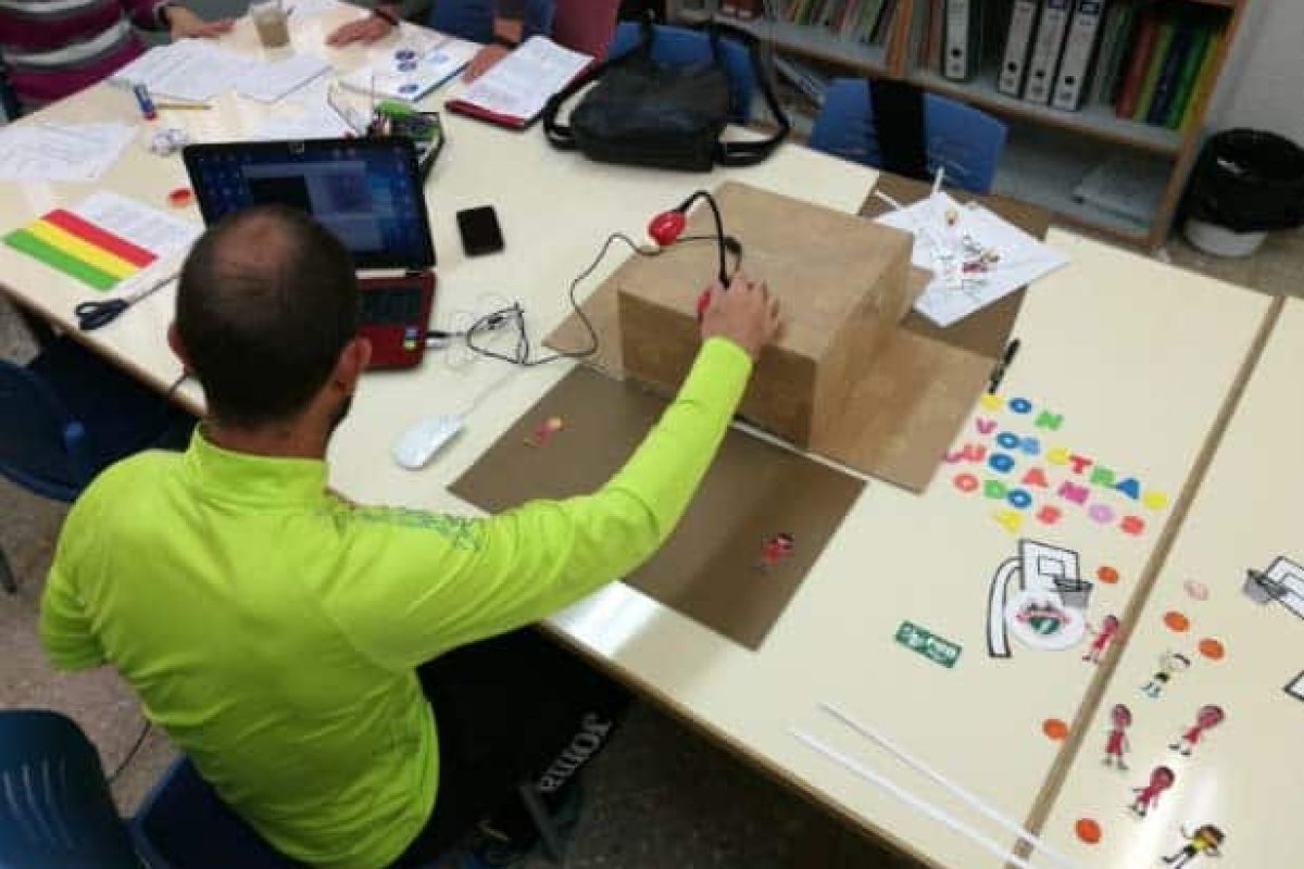 Clases más dinámicas con la cámara HD Pro y el programa Animation Studio de HUE Animation Studio