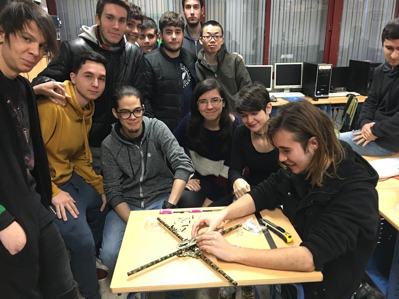 grupo montando drone