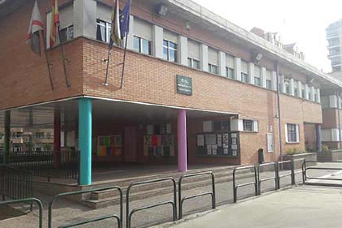 'De porche a showroom': transformar el colegio para unir a la comunidad educativa Fomentar el trabajo cooperativo