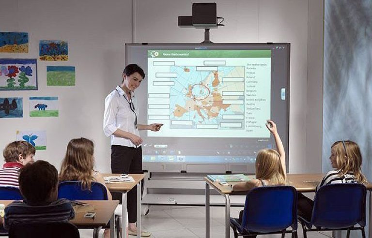 Renueva tu aula para el nuevo curso con los mejores proyectores 10
