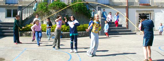 Juego de saltar a la comba. Juegos populares para niños