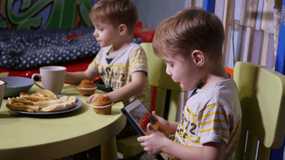 niños jugando tablet