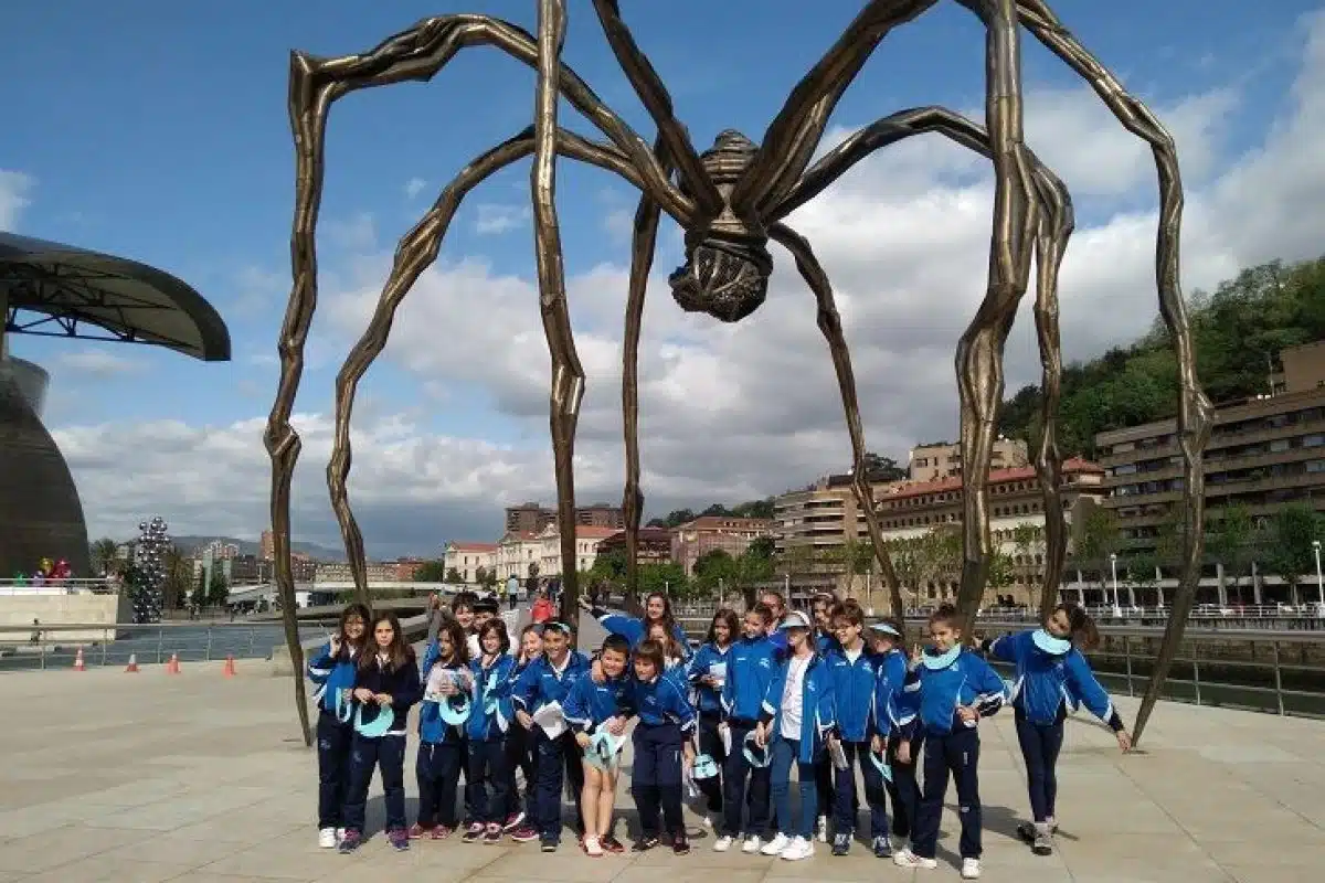 Proyecto 'Trueba Tourism Bulegoa', la oficina de turismo del Colegio Trueba de Bilbao Oficina de turismo Trueba Tourist Bulegoa
