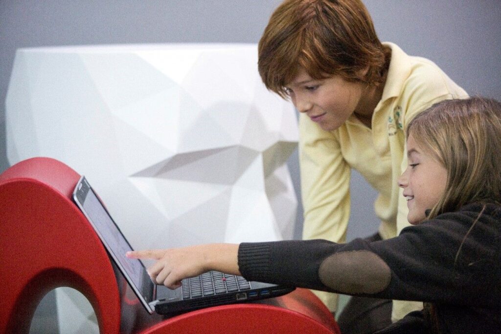 niños con portatil