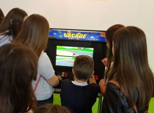 niños jugando arcade