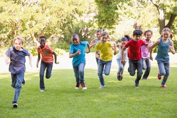 niños corriendo campo