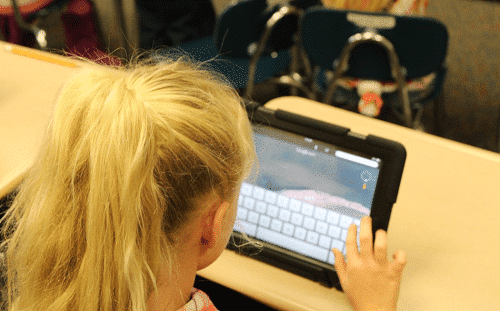 Niña Navegando Con Tableta Por Internet