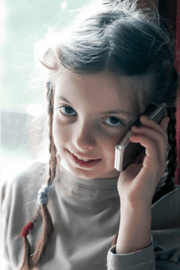 niña hablando con el móvil